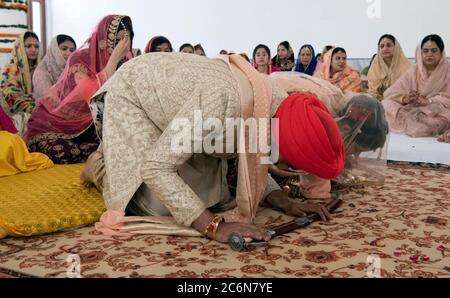 Cérémonie de mariage Sikh Bride et Groom maintenant homme et femme Punjab Inde Banque D'Images