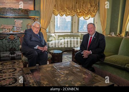 Le secrétaire Mike Pompeo rencontre l'ancien secrétaire d'État Henry Kissinger lors de la 74e AGNU à l'hôtel Palace, à New York, le 27 septembre 2019 Banque D'Images