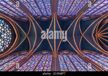 Paris, la Sainte Chapelle, île de la cité. Vue sur l'intérieur et les vitraux. Banque D'Images