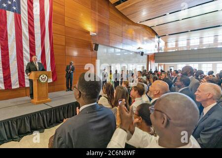 Secrétaire d'État Mike Pompeo visite au Sénégal - le Secrétaire d'État américain Michael R. Pompeo s'entretient avec le personnel et les familles de l'ambassade des États-Unis à Dakar, au Sénégal, le 16 février 2020 Banque D'Images