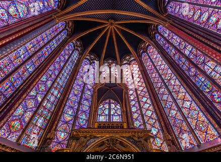 Paris, la Sainte Chapelle, île de la cité. Vue sur l'intérieur et les vitraux. Banque D'Images