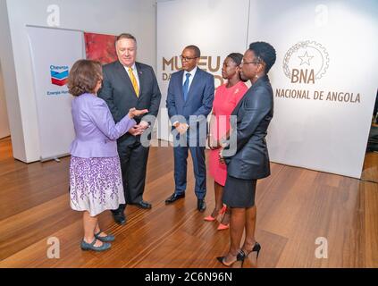 Le secrétaire d'État Mike Pompeo visite des atendees à une réception des chefs d'entreprise à Luanda, en Angola, le 17 février 2020 Banque D'Images