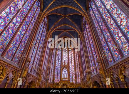 Paris, la Sainte Chapelle, île de la cité. Vue sur l'intérieur et les vitraux. Banque D'Images