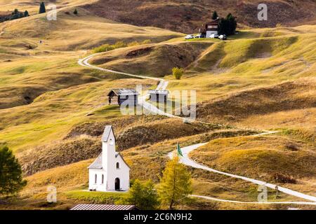 Chapelle (Cappella di San Maurizioon) sur le col Gardena, avec sentiers de randonnée à courbes, Dolomites, Tyrol du Sud, Italie Banque D'Images