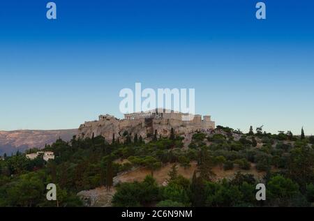 Crépuscule vue générale du Parthénon et de l'Acropole antique d'Athènes Grèce de Thissio - photo: Geopix Banque D'Images