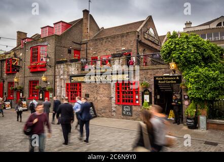 The Anchor Bankside pub près de la Tamise à Southwark, Londres, Angleterre, Royaume-Uni, à l'heure de pointe, dans un après-midi d'été couvert. Banque D'Images