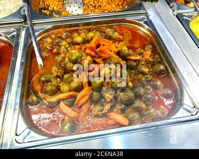 Restaurant turc local style végétarien biologique sain légumes chaud Bruxelles nourriture avec carottes et pâte de tomates. Prêt à manger. Banque D'Images