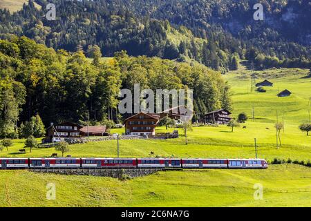 Kaiserstuhl, Suisse - 29 septembre 2019 : le train express entre Lucern et Interlake traverse la belle campagne de Berne OBE Banque D'Images