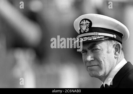 Dans ce dossier photo prise le 30 décembre 1986, ADM. Frank B. Kelso II, commandant en chef de la flotte de l'Atlantique des États-Unis, visite le cuirassé USS Iowa (BB 61). Kelso, 79 ans, est décédé le dimanche 23 juin 2013, suite à des blessures causées par une chute plus tôt dans la semaine. Originaire de Fayetteville, au Tennessee, Kelso a été chef des opérations navales du 29 juin 1990 au 23 avril 1994 Banque D'Images