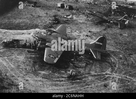 Deux des forteresses B-17 qui ont été endommagées par une explosion à RAF Alconbury le 27 mai 1943, sont assises sur la ligne aérienne. Dix-neuf hommes aériens du 95e groupe de bombardement de l'armée de l'air américaine ont été tués et 21 autres ont été blessés lorsqu'une bombe de 500 livres a explosé sur la ligne de floightline. Une plaque commémorative a été placée en leur honneur à l'aérodrome d'Alconbury le 27 mai 2013. Banque D'Images