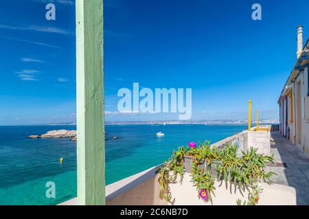 Marseille, France, la corniche. Vue sur la crique de la fausse-monnaie, presqu'île de Malmousque avec un château de yew en arrière-plan. Banque D'Images