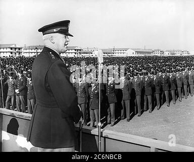 Le lieutenant général Henry H. Arnold, commandant général des Forces aériennes de l'Armée de terre, s'adresse au plus grand groupe de cadets de l'Aviation jamais rassemblés en un seul arrêt. Ils ont parcouru des milliers d'hectares au centre des cadets de l'aviation de San Antonio. Banque D'Images