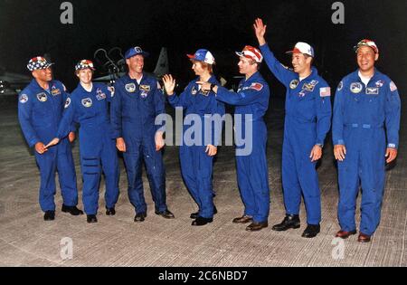 Les membres de l’équipage de la STS-84 accueillent les représentants de la presse et d’autres spectateurs après leur arrivée au centre d’atterrissage de la navette de la KSC, dimanche soir (12 mai 1997), environ une heure avant le début du compte à rebours pour le lancement prévu en mai 15 de la navette spatiale Atlantis sur la mission STS-84. De gauche à droite, se trouvent le spécialiste de mission Carlos I. Noriega, le pilote Eileen Marie Collins, le spécialiste de mission C. Michael Foale, le spécialiste de mission Elena V. Kondakova de l'Agence spatiale russe, le commandant Charles J. Precourt, le spécialiste de mission Jean-François Clervoy de l'Agence spatiale européenne et Mission Spec Banque D'Images