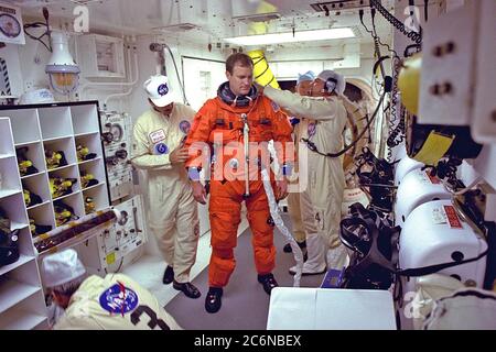 James D. Halsell, commandant de mission STS-94, se prépare à entrer dans la navette spatiale Columbia au Launch Pad 39A en vue du lancement. Halsell est sur son quatrième vol spatial, ayant servi comme commandant de STS-83 et pilote de STS-74 et STS-65. Il est lieutenant-colonel de la Force aérienne et ancien pilote d’essai SR-71 Blackbird et détient des diplômes de maîtrise en gestion et en opérations spatiales. Banque D'Images