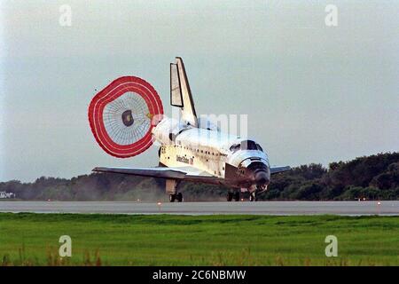 CENTRE SPATIAL KENNEDY, FLA. -- avec la rampe de traîner déployée, l'orbiteur de la navette spatiale Discovery s'appuie sur la piste 33 du site d'atterrissage de la navette KSC à 7 h 07 h 59 HAE le 19 août pour terminer la mission STS-85 de 11 jours, 20 heures et 27 minutes. Les contrôles sont le commandant Curtis L. Brown Jr. Et le pilote Kent V. Rominger. Banque D'Images