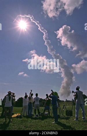 Les photographes et autres spectateurs regardent un Boeing Delta II comme un véhicule de lancement consommable avec l'observatoire ACE (Advanced composition Explorer) de la NASA à 10 h 39 HAE, le 25 août 1997, du Launch Complex 17A, à la station aérienne de Cape Canaveral. Il s'agit du deuxième lancement de Delta sous le nom de Boeing et du premier à partir de Cape Canaveral. Le décollage avait été prévu pour août 24, mais a été décapé un jour par le personnel de sécurité de la Force aérienne parce que deux navires de pêche commerciale se trouvaient dans la zone de danger de lancement du delta. Le vaisseau spatial ACE étudiera les particules à faible énergie d'origine solaire et les particules à haute intensité Banque D'Images