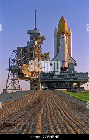 KENNEDY SPACE CENTER, Fla -- au sommet du véhicule à chenilles/transporteur, l'orbiteur de la navette spatiale Atlantis se lance dans le complexe de lancement 39A en préparation à la mission STS-86, qui est prévue pour un lancement en septembre. STS-86 sera le septième des neuf dockers prévus de l'orbiteur de la navette spatiale avec la Station spatiale russe Mir Banque D'Images
