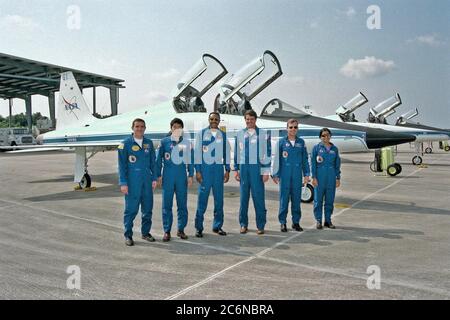 Les membres de l'équipage d'astronaute STS-87 se préparent à retourner au Johnson Space Center de Houston après avoir participé au test d'intégration d'équipement d'équipage (CEIT) au Kennedy Space Center (KSC) au début d'octobre. De gauche à droite se trouvent Leonid Kadenyuk, spécialiste de la charge utile, de l'Agence spatiale nationale d'Ukraine; Takao Doi, spécialiste de mission, de l'Agence nationale de développement spatial du Japon; Winston Scott, spécialiste de mission, Kevin Kregel; Steven Lindsey, pilote; et Kalpana Chawla, spécialiste de mission, Ph.D. Banque D'Images