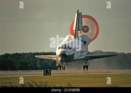 KENNEDY SPACE CENTER, Fla -- la rampe de déchargement orbiteur se déploie après que l'orbiteur de la navette spatiale Atlantis atterrit sur la piste 15 de la KSC Shuttle Landing Facility (SLF) à la fin de la mission STS-86 de près de 11 jours. Le touchdown de l'engrenage principal était à 5 h 55 h 09 HAE, le 6 octobre 1997, avec un temps non officiel de la mission écoulé de 10 jours, 19 heures, 20 minutes et 50 secondes. Les deux premières possibilités d'atterrissage du KSC dimanche ont été ondulées en raison de problèmes météorologiques. La 87e mission de la navette spatiale a été le 40ème atterrissage de la navette à KSC. Le dimanche soir, le programme de la navette spatiale a atteint un jalon : Banque D'Images