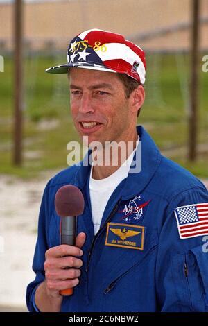 KENNEDY SPACE CENTER, Floride -- le commandant de la STS-86 James D. Wetherbee s'adresse aux représentants des médias et autres spectateurs lors des activités de l'essai de démonstration du compte à rebours au terminal (TCDT) au Launch Pad 39A. Ce sera sa quatrième fuite. STS-86 sera le septième quai de la navette spatiale avec la Station spatiale russe Mir. Pendant l'amarrage, le spécialiste de mission STS-86, David A. Wolf, sera transféré à la station russe en orbite et deviendra membre de l'équipage du Mir 24, en remplacement de l'astronaute américain C. Michael Foale, qui est sur le Mir depuis la dernière mission d'amarrage, STS-84, en mai. Lancer o Banque D'Images