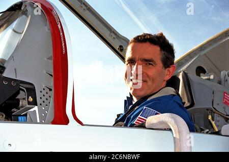Le spécialiste de la charge utile STS-87 Leonid Kadenyuk de l'Agence spatiale nationale d'Ukraine arrive au centre spatial Kennedy à bord d'un avion T-38 pour les dernières activités de prélancement qui ont précédé le décollage prévu le 19 novembre. Banque D'Images