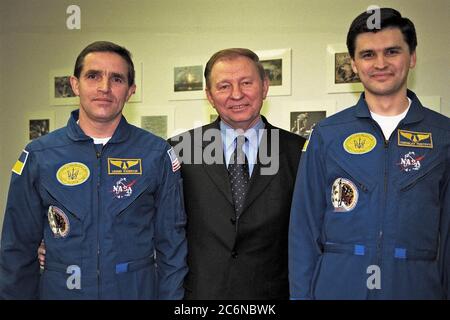 Le président de l'Ukraine, Leonid Kuchma, est encadré par le spécialiste de la charge utile Leonid Kadenyuk, à gauche, et le spécialiste de la charge utile de secours Yaroslav Pustovyi, à droite, tous deux de l'Agence spatiale nationale d'Ukraine, lors des activités de prélancement prévues en novembre 19 pour le lancement de la STS-87. STS-87 sera le quatrième vol de la charge utile de microgravité des États-Unis et du satellite déployable Spartan-201. Pendant la mission, Kadenyuk pollinisera les plantes de Brassica rapa dans le cadre de l'expérience de collaboration ukrainienne, ou CUE, à bord de Columbia pendant sa mission de 16 jours. L'expérience CUE est un c Banque D'Images