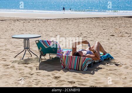 Bournemouth, Dorset, Royaume-Uni. 11 juillet 2020. Météo britannique : journée chaude et ensoleillée, les amateurs de soleil se dirigent vers la mer sur les plages de Bournemouth pour profiter du soleil. Crédit : Carolyn Jenkins/Alay Live News Banque D'Images