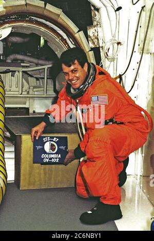 Le commandant de la STS-87 Kevin Kregel tient le patch d’équipage devant la trappe d’entrée de Columbia au Launch Pad 39B pendant les activités de l’essai de démonstration du compte à rebours terminal (TCDT). Le lancement de l'équipage de la mission STS-87 est prévu le 19 novembre à bord de la navette spatiale Columbia. Le TCDT se tient au KSC avant chaque vol de la navette spatiale, offrant à l'équipage de chaque mission des occasions de participer à des activités simulées de compte à rebours. Banque D'Images