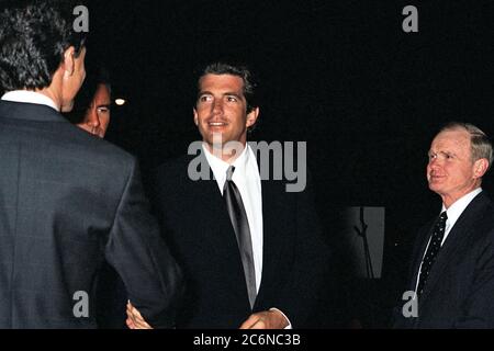 CENTRE SPATIAL KENNEDY, FLA. -- John F. Kennedy Jr., rédacteur en chef de George Magazine, accueille les invités au Home Box Office (HBO) et imagine Entertainment première des 12-parties de minisères 'de la Terre à la Lune' au Kennedy Space Center (KSC). La série a été filmée en partie sur place à KSC et dramatise les aspects humains des efforts de la NASA pour lancer des Américains sur la Lune. Banque D'Images