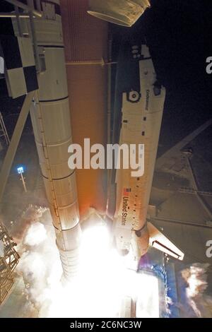 La navette spatiale Endeavour coupe un andain lumineux à travers le ciel sombre alors qu'elle fait un sentier vers la station spatiale russe Mir. Endeavour a été retiré avec succès à l'heure prévue de 9 h 48 HNE 15 le 22 janvier de l'extrusion 39A. STS-89 est le huitième quai avec la Station spatiale russe Mir, le premier quai Mir pour Endeavour (tous les précédents quai ont été faits par Atlantis), et le premier lancement de 1998. Après l'amarrage avec Mir, le spécialiste de mission Andrew Thomas, Ph.D., sera transféré à la station spatiale, succédant à David Wolf, M.D., qui retournera à la Terre à bord de Endeavour. Le Dr Thomas vivra Banque D'Images