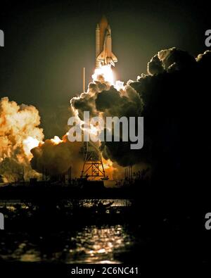 La navette spatiale Endeavour coupe un andain lumineux à travers le ciel sombre alors qu'elle fait un sentier vers la station spatiale russe Mir. Endeavour a été retiré avec succès à l'heure prévue de 9 h 48 HNE 15 le 22 janvier de l'extrusion 39A. STS-89 est le huitième quai avec la Station spatiale russe Mir, le premier quai Mir pour Endeavour (tous les précédents quai ont été faits par Atlantis), et le premier lancement de 1998. Après l'amarrage avec Mir, le spécialiste de mission Andrew Thomas, Ph.D., sera transféré à la station spatiale, succédant à David Wolf, M.D., qui retournera à la Terre à bord de Endeavour. Le Dr Thomas vivra Banque D'Images