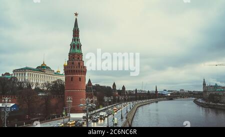 Moscou, Russie 18 décembre 2019 : le remblai du Kremlin, la rivière de Moscou. Vue sur la Tour Borovitskaya du Kremlin de Moscou par une journée nuageux. Embouteillage Banque D'Images