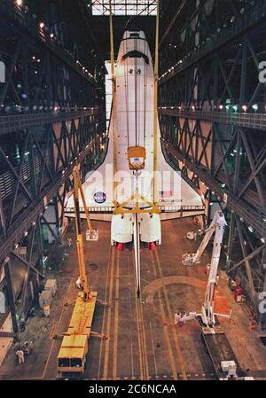 L'orbiteur Endeavour est suspendu en position verticale à l'intérieur du bâtiment d'assemblage de véhicule où il sera accouplé aux boosters de fusée solides et au réservoir externe. Endeavour devrait voler sur la mission STS-88, le premier vol pour la Station spatiale internationale, le 3 décembre 1998. La charge utile principale de la mission est le module de connexion Unity, qui sera couplé au module de commande Zarya de construction russe qui devrait déjà être en orbite à ce moment-là Banque D'Images