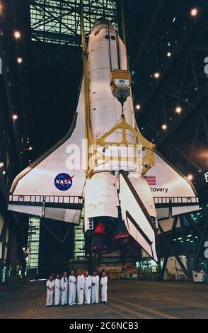 Les travailleurs de l'atelier de l'United Space Alliance se trouvent près de l'orbiteur Discovery dans le bâtiment d'assemblage de véhicules. L'orbiteur est en cours de préparation pour l'accouplement avec le réservoir externe. Discovery affiche le logo récemment peint de la NASA, appelé « ballon de restaurant », à gauche, ou aile bâbord. Le logo a également été peint des deux côtés du fuselage arrière. Discovery (OV-103), le premier des orbiteurs à être lancé avec la nouvelle œuvre d'art, est prévu pour son 25e vol, à partir du Launch Pad 39B, le 29 octobre 1998, pour la mission STS-95 Banque D'Images