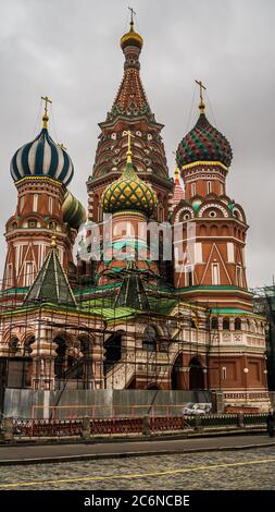 La tour du Kremlin de Moscou contre le ciel gris. Banque D'Images