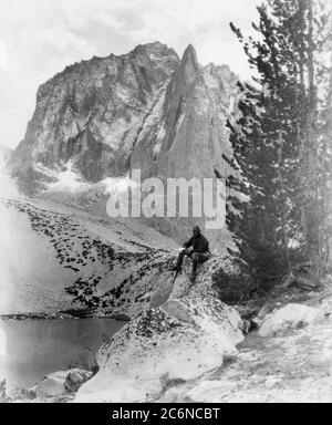 ERICH von STROHEIM sur place a fait le Candid Mount Whitney California pendant le tournage de LA LUNE DE MIEL (sorti en dehors des États-Unis en 1930) deuxième partie du MARIAGE MARS 1928 le réalisateur ERICH von STROHEIM écrivains Harry Carr et Erich von Stroheim film silencieux avec partitions musicales et effets sonores Paramount célèbre Lasky Corporation Banque D'Images