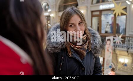 La rencontre des amies. Deux femmes discutent de quelque chose dans un centre commercial. Banque D'Images