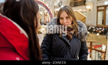 La rencontre des amies. Deux femmes discutent de quelque chose dans un centre commercial. Banque D'Images