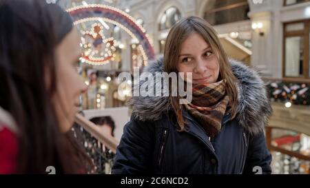 La rencontre des amies. Deux femmes discutent de quelque chose dans un centre commercial. Banque D'Images