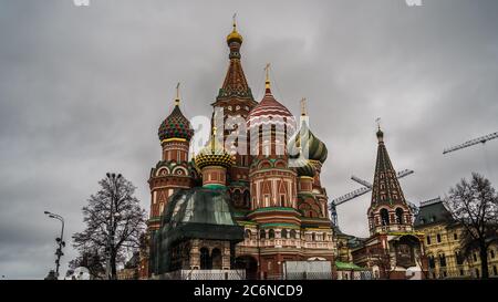 La tour du Kremlin de Moscou contre le ciel gris. Banque D'Images