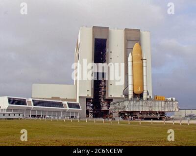 Surplombant la plate-forme de lanceur mobile et le transporteur à chenilles, Space Shuttle Discovery sort du bâtiment d'assemblage de véhicules en route vers Launch Pad 39B, qui se trouve à 4.2 kilomètres (6.8 miles). Pendant son séjour à l'PAD, l'orbiteur, le réservoir externe et les boosters de fusée solide subiront les préparatifs finaux du lancement de la STS-103 prévu pour le 6 décembre 1999, à 2 h 37 HNE. Banque D'Images