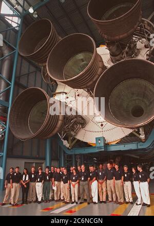 Au Centre Apollo/Saturn V, certains des 1998 candidats à l'astronaute (groupe 17) se présentent pour une photo sous les moteurs de la fusée Saturn V. La classe se trouve au KSC pour des activités de formation, y compris la formation en cas d'incendie et un programme de sensibilisation au vol, ainsi que pour visiter l'OPF, l'installation de traitement SSME, VAB, SSPF, les lanceurs, SLF, le Centre Apollo/Saturn V et le siège de l'équipage Banque D'Images