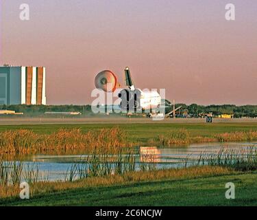 L'orbiteur de la navette spatiale Endeavour s'engage sur la piste 15 de l'installation d'atterrissage de la navette KSC (SLF) pour terminer la mission STS-89 de près de neuf jours. Le touchdown de l'équipement principal était à 5 h 35 h 09 HNE le 31 janvier 1998. Les roues s'arrêtaient à 5:36:19 est, réalisant une durée totale de mission de huit jours, 19 heures, 48 minutes et quatre secondes. La 89e mission de la navette spatiale a été le 42e (et 13e) atterrissage consécutif de l'orbiteur à KSC, et STS-89 a été le huitième des neuf docks prévus de la navette spatiale avec la Station spatiale russe Mir. Banque D'Images