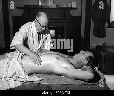 Norman Yardley, le cricketer du Yorkshire, reçoit un massage de Bill Heyhurst en préparation au match contre l'Afrique du Sud, qui se joue à Old Trafford. Norman Yardley est le capitaine. CA. 1947 Banque D'Images
