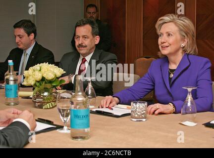 La secrétaire d'Etat américaine Hillary Rodham Clinton rencontre le ministre indonésien des affaires étrangères Marty Natalegawa à Londres, le 27 janvier 2010. Banque D'Images