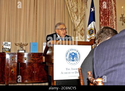 Henry Kissinger parlant à l'Académie américaine de la diplomatie's 15e édition du Déjeuner de diplomatiques dans la Salle Benjamin Franklin - 9 décembre 2004 Banque D'Images