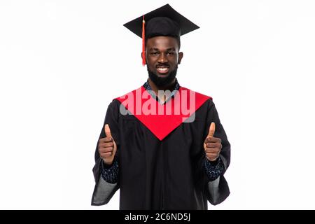 Jeune homme afro-américain diplômé sur fond isolé faisant le pouce heureux vers le haut geste avec la main. Banque D'Images