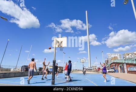 Brighton UK 11 juillet 2020 - les joueurs de basket-ball ont le temps de profiter d'une belle journée ensoleillée sur le front de mer de Brighton sur la côte sud : Credit Simon Dack / Alay Live News Banque D'Images