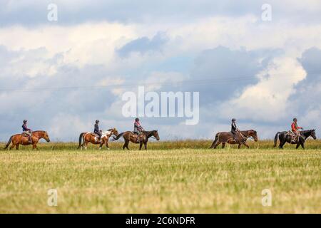 Kanzach, Allemagne. 11 juillet 2020. Les femmes sont dehors et sur les environs avec leurs chevaux sur un champ de chaume. Crédit : Thomas Warnack/dpa/Alay Live News Banque D'Images