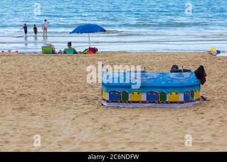 Bournemouth, Dorset, Royaume-Uni. 11 juillet 2020. Météo britannique : journée chaude et ensoleillée, les amateurs de soleil se dirigent vers la mer sur les plages de Bournemouth pour profiter du soleil. Crédit : Carolyn Jenkins/Alay Live News Banque D'Images